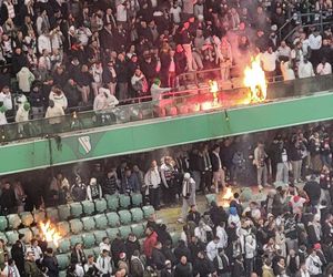 Kibice Legii podpalili sobie stadion! Ogień buchał po Żylecie. Prowokacyjna oprawa poszła za daleko