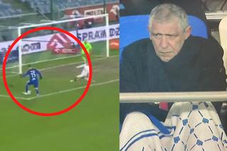 Przemarźnięty Fernando Santos chował się pod kocem, oglądając mecz Ekstraklasy. Kuriozalne pudła, czerwona kartka
