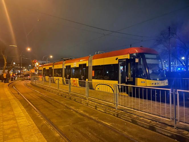 Wykolejenie tramwaju w Warszawie. Pojazd wjechał na przystanek i skasował barierki