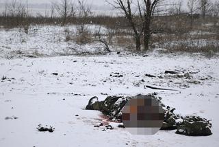 Śnieg przykrywa matrwych żołnierzy rosyjskich