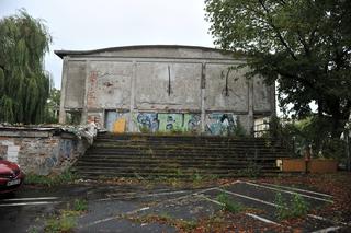 Mieszkańcy zwiedzili opuszczony tor kolarski RKS Orzeł na Pradze-Południe