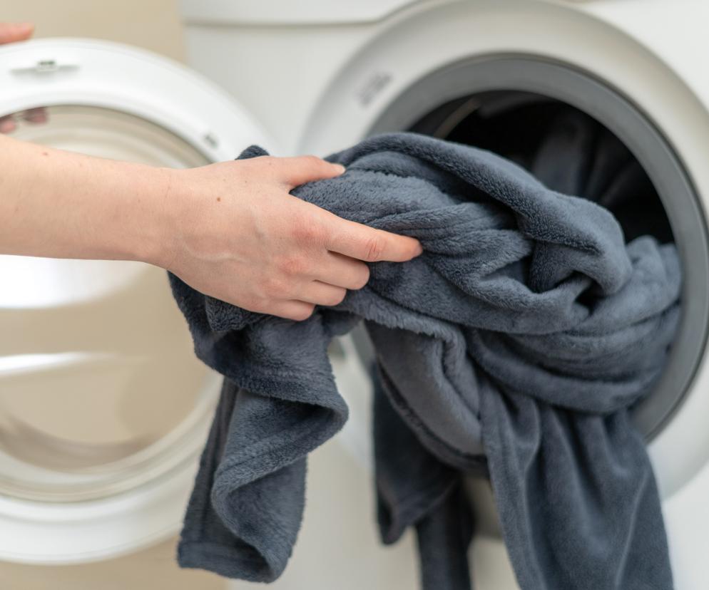 Trik na pranie koca w pralce, aby był miękki