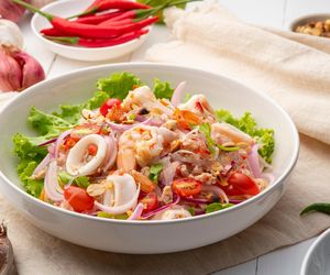 Szybka sałatka po tajsku z makaronem. Pięknie wygląda i wspaniale smakuje