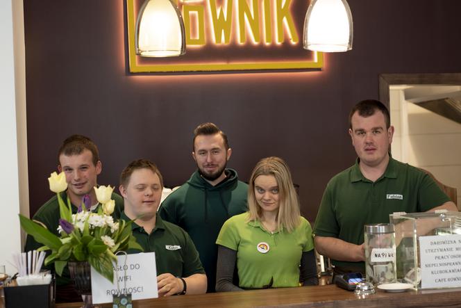 Pozytywnie zmęczeni niepełnosprawni kelnerzy z Cafe Równik