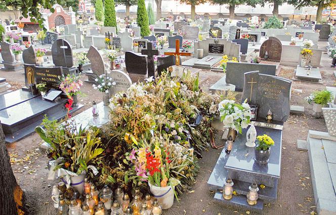 Ksiądz wykopał babcię z grobu