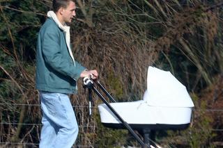 Jakub Rzeźniczak z rodziną na spacerze