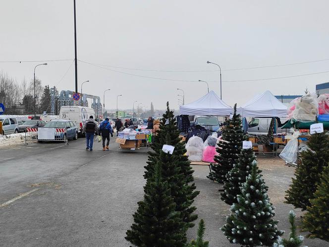 Giełda samochodowa w Łodzi. Przyciąga klientów, ale sprzedawcy nie są zadowoleni