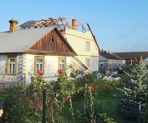Dron uszkodził dach domu w Wyrykach. Odwołano zajęcia w szkołach i przedszkolach