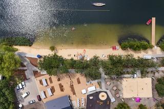 Oprócz plaży do dyspozycji mieszkańców są również m.in. plac zabaw i boisko do siatkówki_fot. Kamil Kalkowski.