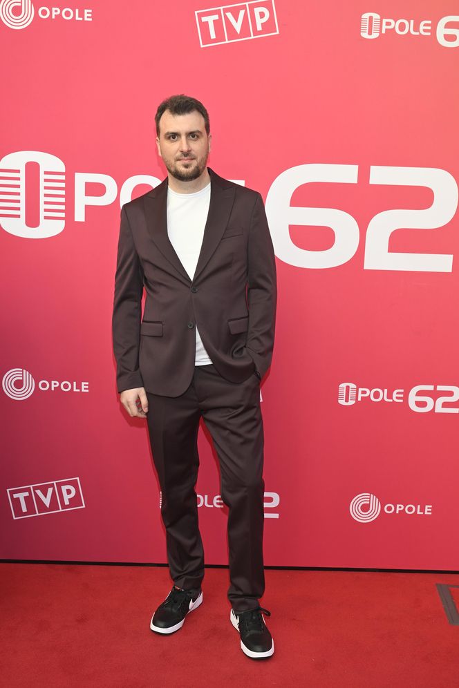 Konferencja prasowa 62. edycji Krajowego Festiwalu Polskiej Piosenki w Opolu. Tłum gwiazd na czerwonym dywanie