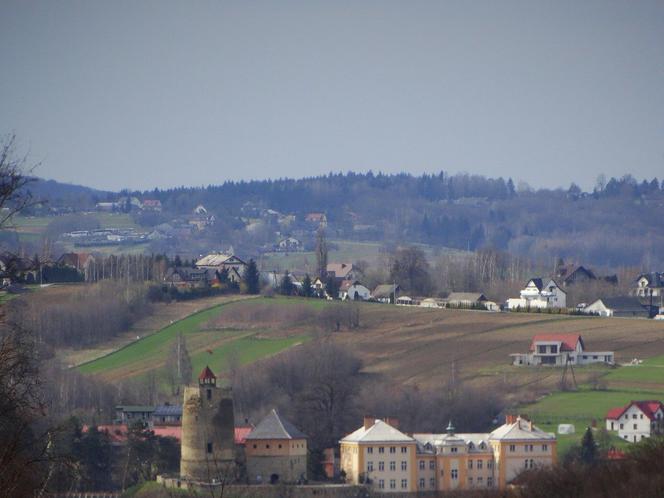 To jedno z najmniejszych miast na mapie Małopolski. Można w nim podziwiać sławny zamek