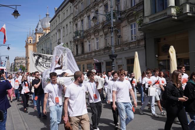 Pochód Juwenaliowy Łódzkich Uczelni. Studenci przejęli Łódź! [ZDJĘCIA]