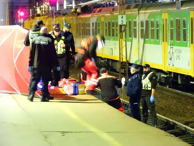 Młody mężczyzna wpadł między peron a pociąg w Warszawie. Został zmiażdżony