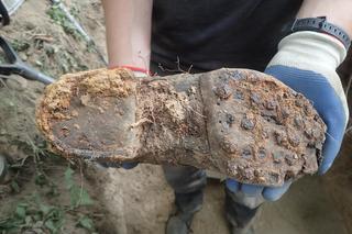 Ludzkie szczątki przy ogrodzeniu cmentarza 