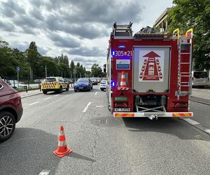Motocyklista zderzył się z oplem i walnął w forda. Poważny wypadek na Pradze-Północ kont. Warszawa