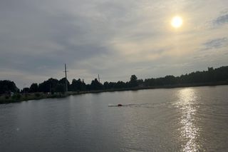 Damian płynie 100 km bez przerwy, aby pomóc Adasiowi!