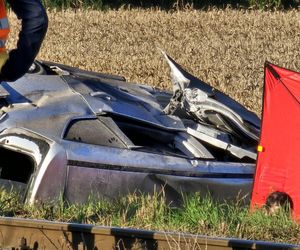 Tragedia na przejeździe kolejowym pod Gnieznem. Nie żyje kierowca osobówki!