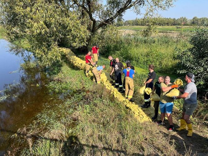 ​Pospolite ruszenie w Masłowie w pow. rawickim. Mieszkańcy zakasali rękawy i wmocnili wały na rzece 