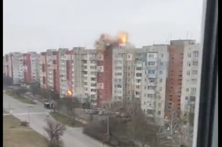 Wojna w Ukrainie: Pociski trafiły w dwa bloki mieszkalne w Chersoniu. Są osoby ranne