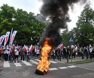 Protest rolników w Warszawie. Płonące opony i powieszony wizerunek premiera pod Sejmem [ZDJĘCIA]
