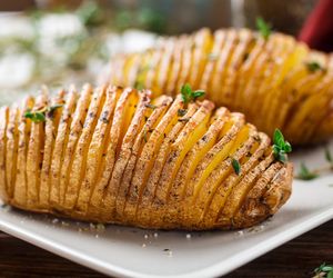 Pieczone ziemniaki hasselback. Przepis na ziemniaki harmonijkowe