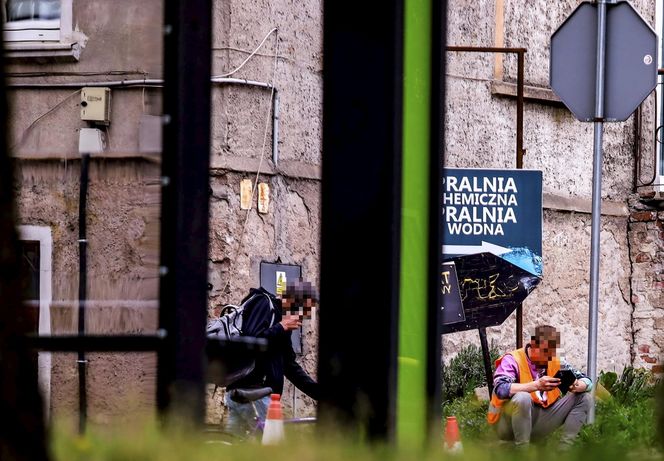 Tak wyglądają roboty drogowe w Ostródzie. Telefon zamiast łopaty. Ekipa rodem z memów