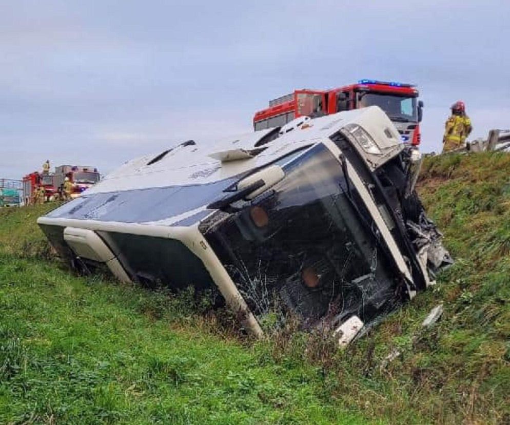 Poważny wypadek na A4. Dachował autobus. Ranna jedna osoba