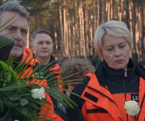 Na sygnale, odc. 707. Pogrzeb Kuby Szczęsnego. Anna Reiter (Lea Oleksiak), Wiktor Banach (Wojciech Kuliński)
