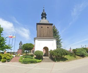 Niewielka wieś w Małopolsce. W tej szkole uczył religii Karol Wojtyła 