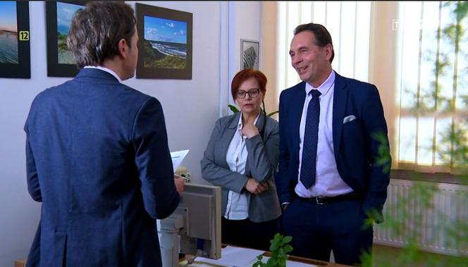 Barwy szczęścia, odc. 2051. Władek (Przemysław Stippa), Bednarek (Wojciech Skibiński), sekretarka Stasia (Stanisława Walendo)