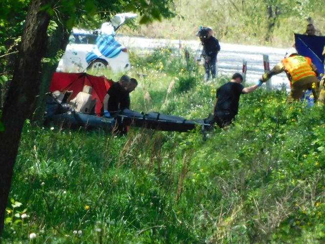 Tragiczny początek majówki na Mazowszu. Nie żyją dwie osoby. Jaguar uderzył w drzewo 