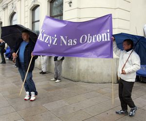 15. rocznica katastrofy smoleńskiej. Burzliwa historia krzyża sprzed Pałacu Prezydenckiego