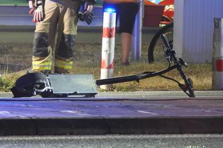 Błonie. Wjechali hulajnogą elektryczną prosto pod tira. Nie mieli szans, zaginęli na miejscu