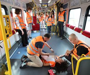 Kobieta zasłabła w pociągu. Rozcięcie stanika ratuje życie!