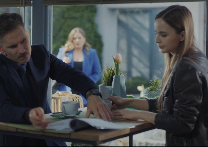 M jak miłość, odcinek 1877: Anita (Melania Grzesiewicz), Kamil (Marcin Bosak), dziennikarka