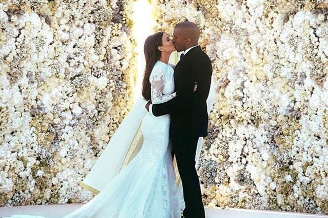 Kanye West podarował Kim Kardashian ścianę z białych róż