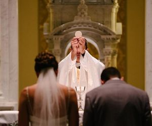 Wściekły ksiądz rzucił pieniędzmi w kobietę! Masz, cyganko