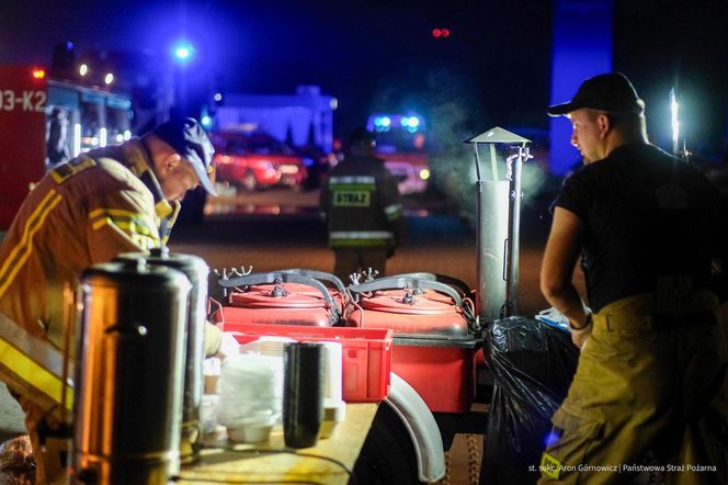  Kawle. Pożar zakładu przetwórstwa drobiowego. 120 strażaków walczy z żywiołem w czwartek, 14 sierpnia. Jeden z nich zaginął [ZDJĘCIA]