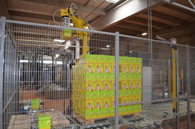 Nowoczesny robot pakujący musy owocowe w zakładzie Tymbark w Olsztynku