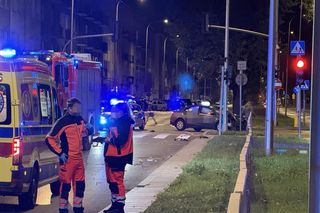 Koszmarny wypadek w Warszawie. Karetka pogotowia zderzyła się z taksówką. W środku był pacjent 