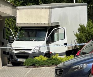 Auto wjechało w budynek sądu w Warszawie. Kierowca z impetem wyłamał szlaban i wjechał na zamknięty teren