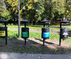 W kolejnych radomskich parkach pojawiły się kosze do segregacji odpadów