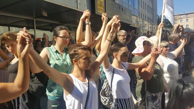 Milczący protest przed Teatrem Polskim