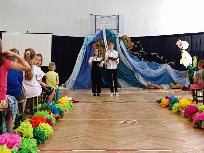 Na Ekologicznym Pokazie Mody w SP nr 10 w Siedlcach nie zabrakło strojów na każdą porę roku, wieczorowych, a nawet ślubnych!