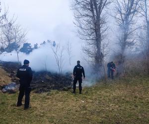 Policjanci gasili pożar