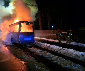 Bus stanął w ogniu! Samochód doszczętnie spłonął