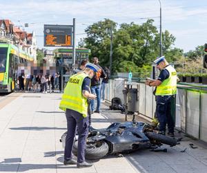 Motocyklista wjechał w przystanek