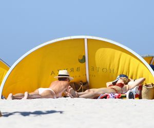 Jan Englert z żoną i ćorką w Juracie