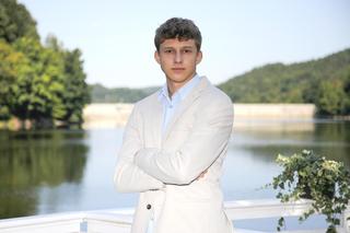 Pierwsza Miłość: serialowy Tomek dorastał na oczach widzów! Tak zmienił się Oskar Wojciechowski. Dziś to już dorosły mężczyzna!