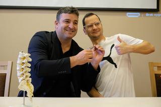 Tylko w Warszawie: Godzinna operacja leczy schorzenia górnego kręgosłupa [GALERIA]